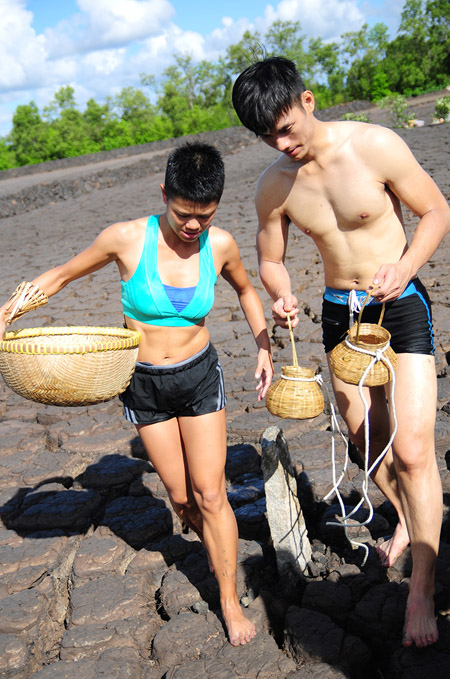 Chàng diễn viên điển trai Nhan Phúc Vinh khiến không ít khán giả nữ phải “hớt hồn” bởi ngoại hình đầy bắt mắt. Anh vốn là một người con của miền Tây sông nước nên có vẻ sẽ có nhiều lợi thế hơn các đối thủ.