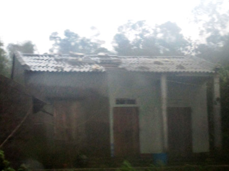 Mái nhà một hộ dân trên đảo bị bão gió đánh tốc lên.