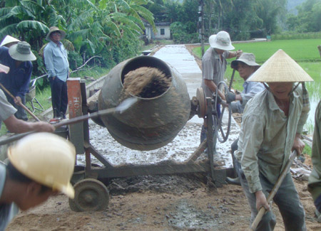 Nông dân huyện Phù Cát, Bình Định  đang tập trung làm đường bê tông.