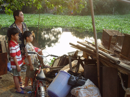 Khu vực cầu Băng Ky, thuộc phường 13, quận Bình Thạnh, TP.HCM, nổi tiếng với chuyện “cả xóm chơi quần vợt với muỗi” vì lục bình.  