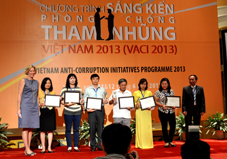 Bà Nguyễn Thị Cẩm Hà (thứ ba bên trái) tại lễ nhận giải thưởng.  