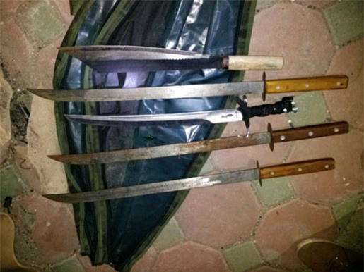 4 thanh kiếm và 1 thanh đao tự chế Lâm và Tuấn màng theo trên xe