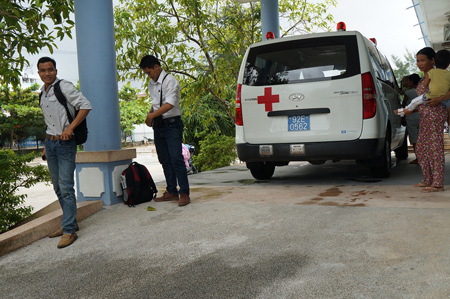 Xe chở đoàn của Bệnh viện Đa khoa Quảng Nam đến Bệnh viện Nhi thăm cháu trẻ sơ sinh bị bệnh viện chuẩn đoán sai “suýt” bị chôn sống…