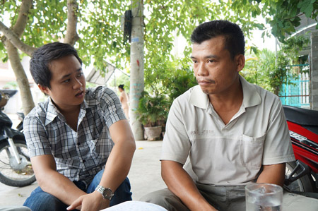 Anh Nguyễn Văn Tin bố cháu trẻ bức xúc việc tắc trách của Bệnh viện Đa khoa Quảng Nam với phóng viên, suýt nữa tôi chôn sống con tôi rồi.