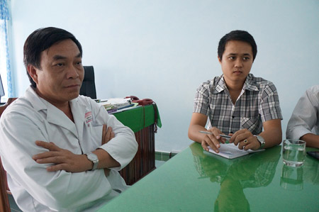 Bác sĩ Phạm Ngọc Ẩn, Giám đốc Bệnh viện Đa khoa Quảng Nam trao đổi với phóng viên