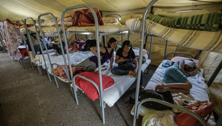 Những người nhập cư bất hợp pháp hiện phải sống trong khu lều bạt dã chiến