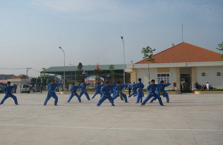 Thanh thiếu niên nông thôn sinh hoạt thể thao tại nhà thi đấu đa năng xã Xuân Thới Thượng.