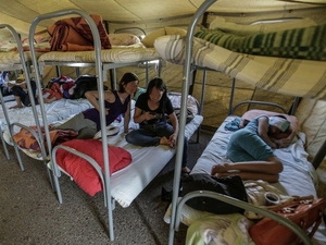 Người nhập cư bị bắt hiện đang phải sống trong khu lều bạt (Nguồn: RIA)