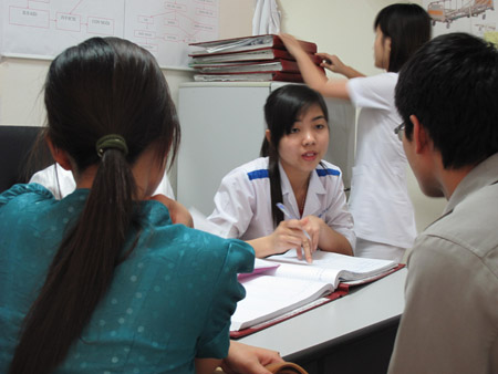 Cặp vợ chồng đi khám hiếm muộn tại Bệnh viện Nam học và Hiếm muộn Hà Nội.      