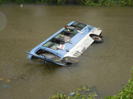 Chiếc xe bị nạn nằm dưới sông