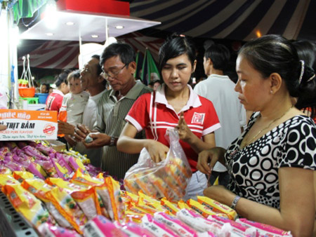 Phiên chợ Hàng Việt về nông thôn ở huyện Châu Thành (Đồng Tháp) cuối tháng 7.2013.   