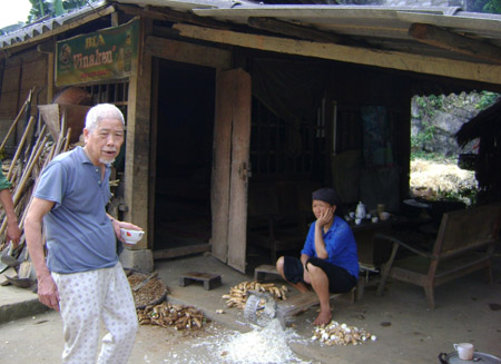 Nhiều hộ gia đình nông thôn không hài lòng về cuộc sống của mình (chụp ở xã Tùng Bá, Vị Xuyên, Hà Giang).   