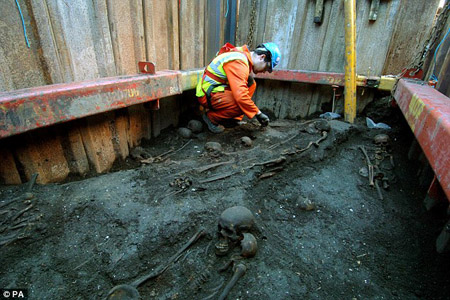 Nhà khảo cổ học Matt Ginnever đang khai quật khu mộ