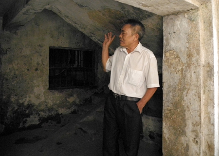 Ông Trần Duy Hùng, tổ trưởng tổ dân phố đứng ở lối vào tập thể C5