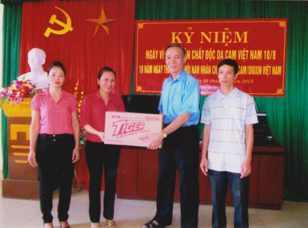 Chị Khuất Thị Xuyên tặng quà cho nạn nhân chất độc da cam tại Thái Bình ngày 9.8.      