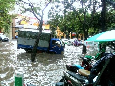 Một khu phố ở Hà Nội bị ngập sâu trong nước. 