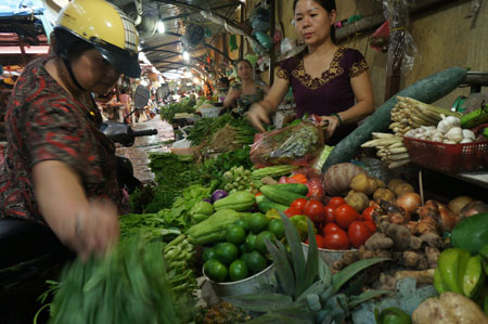Cứ mưa bão là giá rau, củ, quả... lại tăng (ảnh chụp chiều 9.8 tại chợ Châu Long, Hà Nội).   