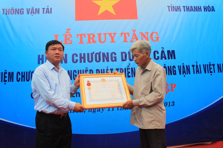 Bộ trưởng Bộ Giao thông- Vận tải Đinh La Thăng trao “Huân chương dũng cảm” của Chủ tịch nước cho gia đình anh Trần Hữu Hiệp.