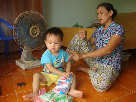 Bà Hậu và cháu Phong.