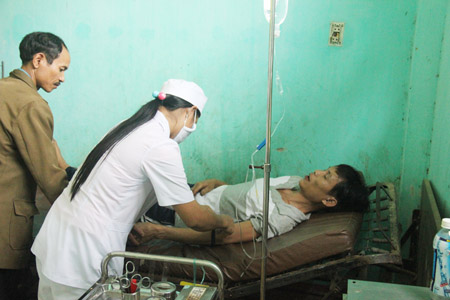 Nhân viên y tế Bệnh viện Tây Trà đang truyền dịch để cải thiện sức khỏe cho ông Lang