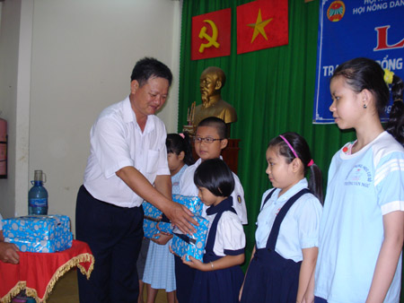 Lãnh đạo Hội ND phường trao học bổng và quà cho các em.