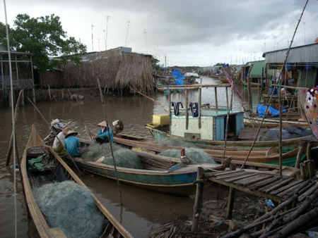 Ngư dân nghèo đang chuẩn bị lưới đi khai thác ở bãi bồi.