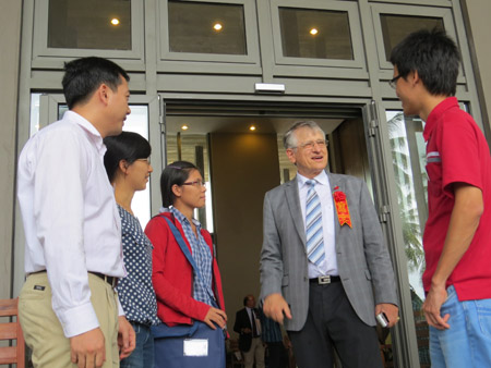 Giáo sư K.Klitzing (thứ 2, từ phải sang) đang trò chuyện với các nhà khoa học trẻ Việt Nam.