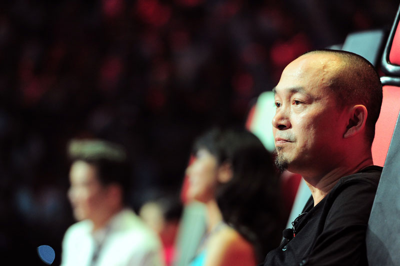 Huấn luyện viên Quốc Trung mặt rất bình thản để thí sinh Khánh Duy chờ đợi bấm cứu