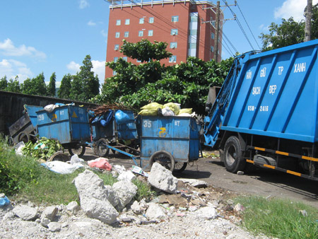 Suốt 6 năm liền hàng chục xe rác tập kết trước cổng Công ty Thành Đạt.
