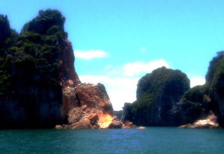 Đảo đá 649 bị trượt sạt là do sự vận động kiến tạo địa chất gây ra.
