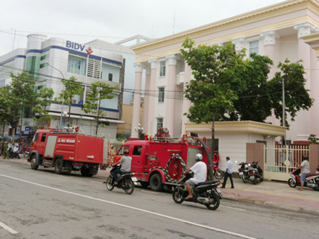 Sau khi hàng trăm cảnh sát tham gia chữa lửa đám cháy tại kho bạc nhà nước đã được dập tắt kịp thời