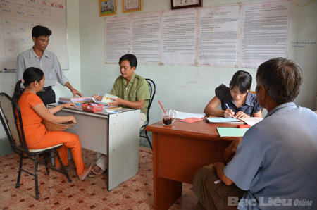 Giải quyết thủ tục về hộ tịch cho người dân tại UBND thị trấn Ngan Dừa, huyện Hồng Dân, Bạc Liêu.  