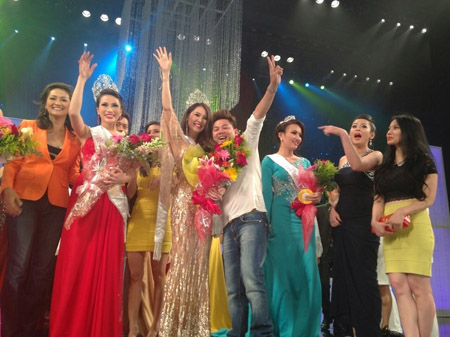 Quế Vân (thứ 3 từ trái sang) được trao giải Á hậu 1 tại Cuộc thi Hoa hậu người Việt hoàn cầu ở Mỹ 2013. 