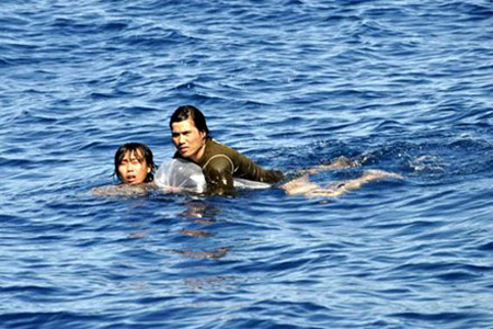 2 thuyền viên Việt Nam bơi trên biển  sau khi trốn từ tàu cá  Hsieh Ta.   
