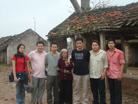 Đạo diễn Lương Đình Dũng (thứ 2 từ trái sang) cùng đoàn làm phim “Xẩm đỏ” và Nghệ nhân Hà Thị Cầu.    