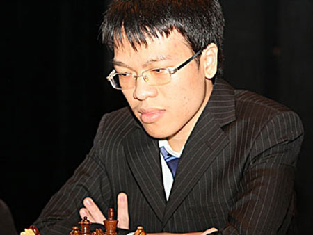 Quang Liêm cầm quân đen đã hòa ván đầu cờ tiêu chuẩn ở vòng 2.