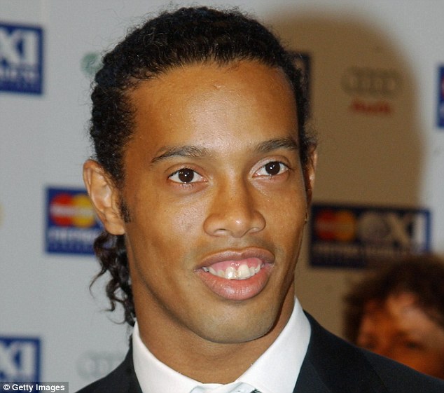 Ronaldinho muốn mọi người quên cái biệt danh “Ro vẩu” của mình