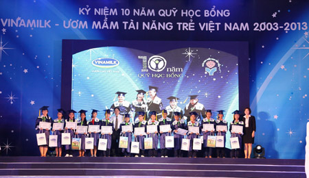 Trao học bổng của Quỹ Học bổng “Vinamik - Ươm mầm tài năng trẻ Việt Nam” năm học 2012 - 2013.   