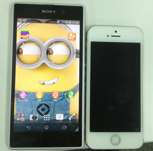 Xperia Honami khi đặt cạnh iPhone 5