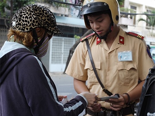 CSGT không được mang quá 100.000 đồng khi tuần tra_vovgiaothong