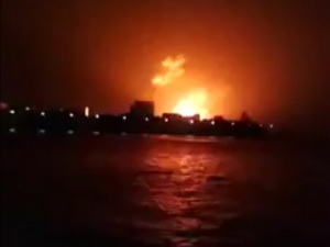 Khói lửa bốc lên từ khu vực tàu ngầm INS Sindhurakshak bị cháy. (Nguồn: AFP/TTXVN)