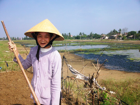 Không mặn mà làm muối, dân Hộ Độ trồng rau kiếm sống qua ngày.