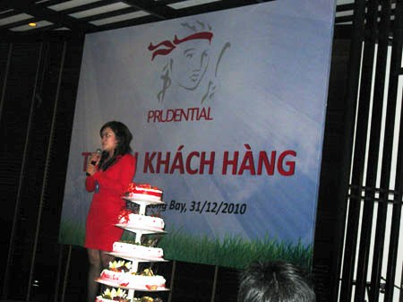 Bùi Thị Thu Hằng một mình tổ chức Lễ tri ân khách hàng ở Quảng Ninh, ngày 31.12.2010.