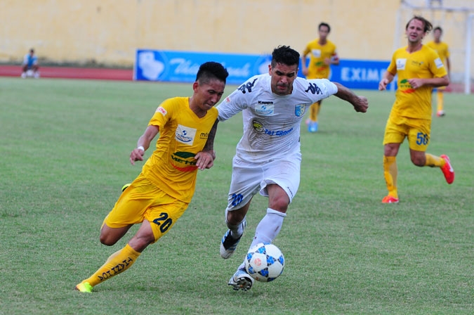 Hà Nôi T&T (phải) đang chiếm ưu thế trong cuộc đua đến ngôi vô địch V.League 2013. Ảnh: Đàm Duy