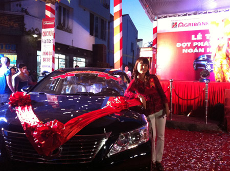 Khách hàng Lâm Thị Kim Thu nhận giải đặc biệt của chương trình, một chiếc xe Toyota Camry.