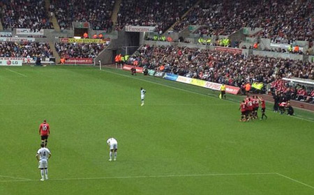 Rooney lủi thủi một mình trong khi các đồng đội ôm nhau ăn mừng