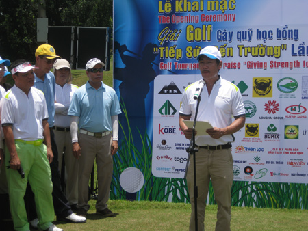 Ông Lê Quốc Phong – Tổng giám đốc Công ty CP Phân bón Bình Điền đọc lời tuyên bố và phát bong khai mạc Giải Golf gây quĩ học bổng “Tiếp sức đến trường” lần thứ 5.