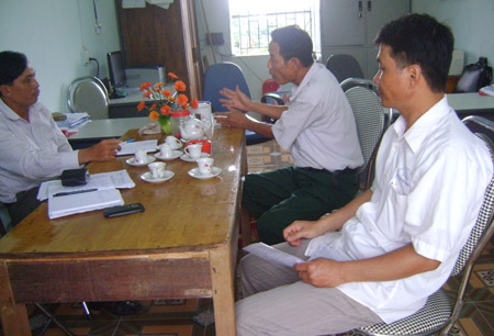 Ông Nguyễn Văn Hân - Trưởng tiểu ban (ở giữa) và ông Lê Tuấn Hiến  - Phó Tiểu ban DĐĐT (phải) thôn Trung Lập lý giải về phương án 2.    