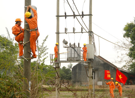 Công nhân Điện lực Hà Nội kiểm tra, sửa chữa đường dây cấp điện về nông thôn.     