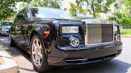 Chiếc siêu xe Rolls – Royce Phantom của đại gia Thạch ngày đầu tiên về Hà Tĩnh (ảnhCTV)